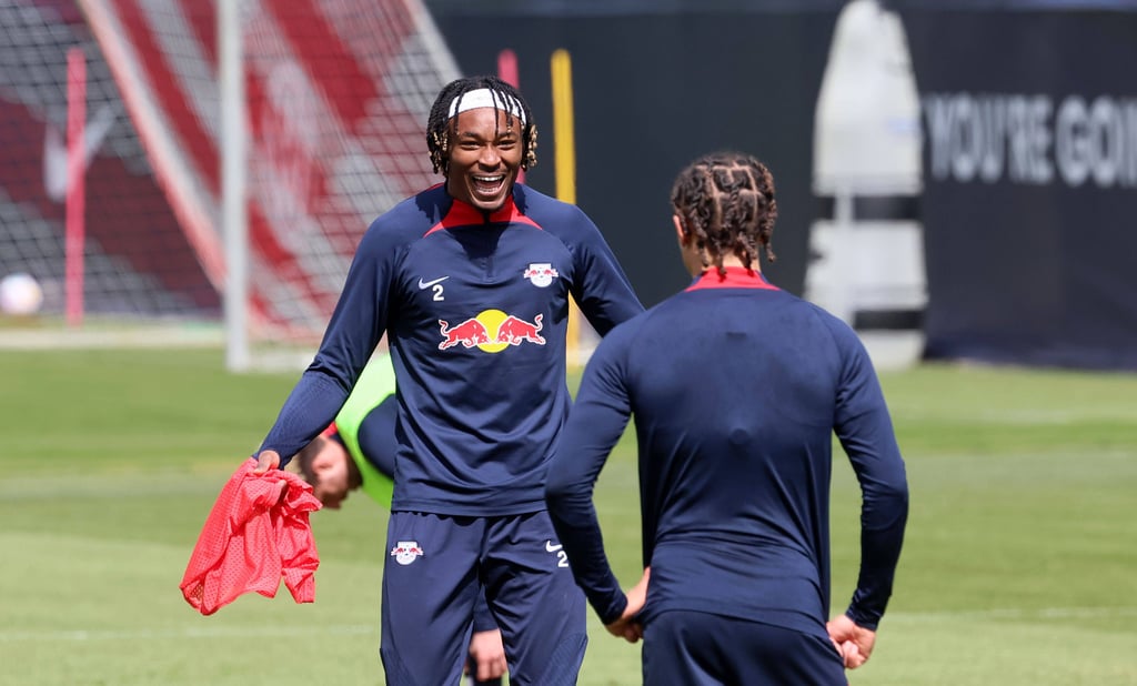 Strahlender Tag für Mohamed Simakan: Der Rechtsverteidiger steht gegen den BVB in der Startaufstellung.