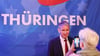 Björn Höcke, Vorsitzender der AfD in Thüringen, wird von einer Delegierten mit dem Mobiltelefon am Rande des Landesparteitages der AfD Thüringen gefilmt.