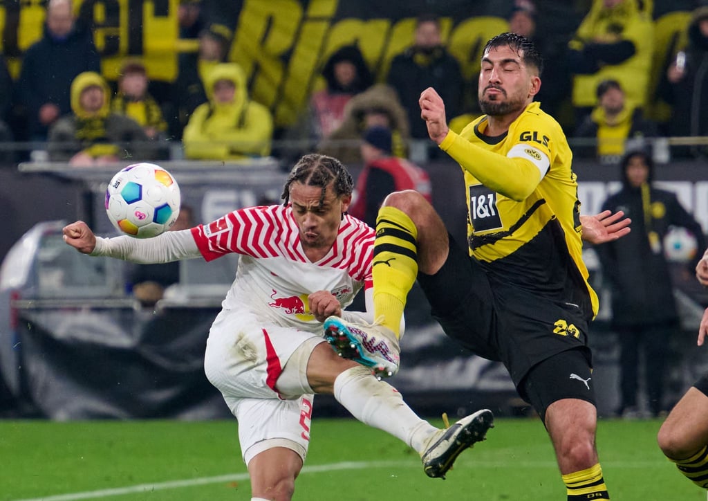 . Dortmunds Emre Can (r) und Xavi Simons von Leipzig in Aktion.
