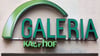 Ein beschädigter Schriftzug ist an einer Filiale der Kaufhauskette Galeria Kaufhof zu sehen.