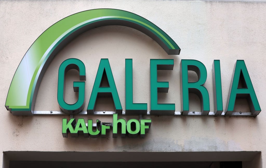 Ein beschädigter Schriftzug ist an einer Filiale der Kaufhauskette Galeria Kaufhof zu sehen.