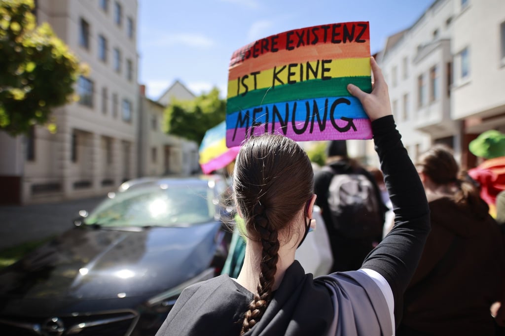 Teilnehmer eines Christopher Street Days CSD ziehen in Schönebeck durch den Ort.