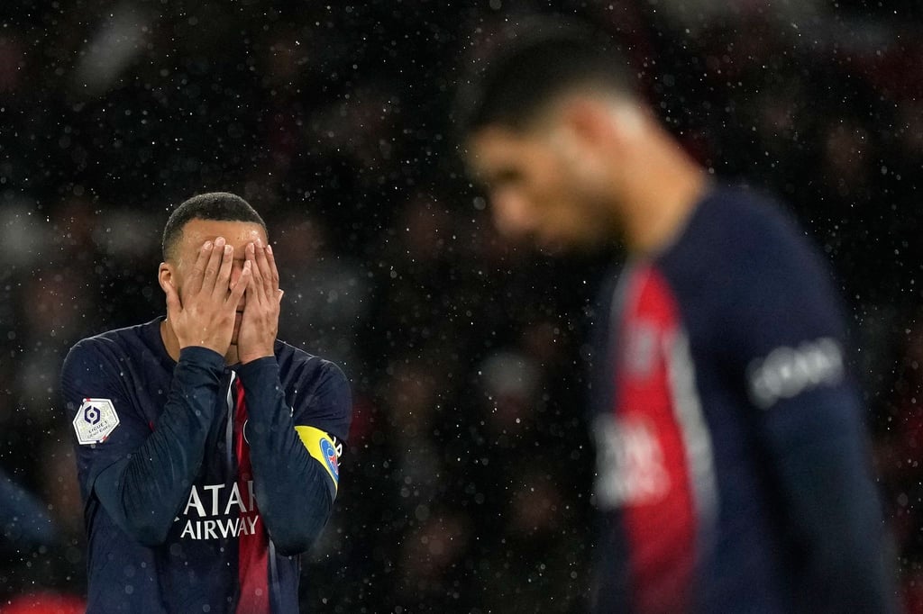 Das Star-Ensemble um Kylian Mbappé (l) kam nicht über ein 3:3 hinaus.