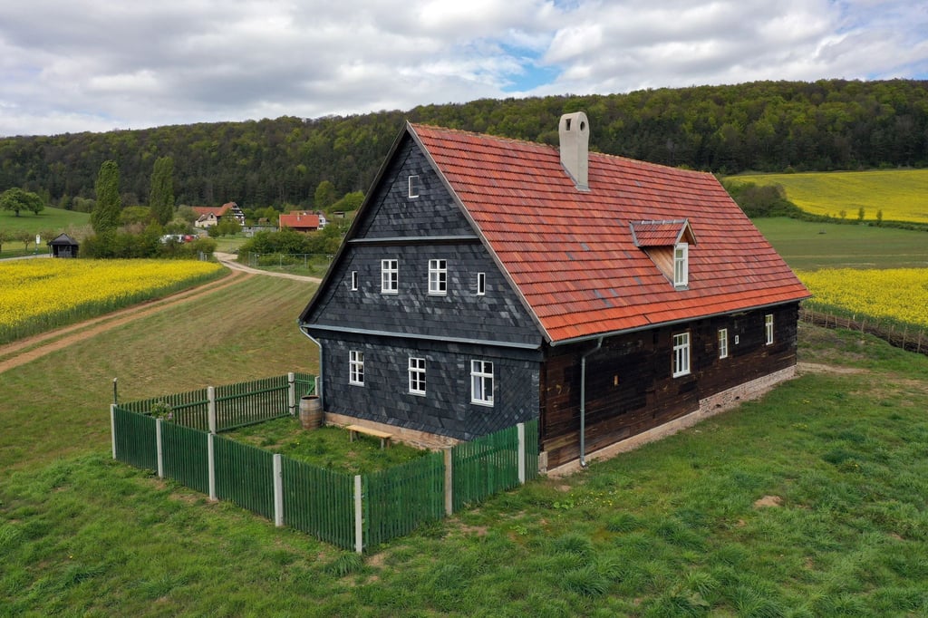 Das wieder aufgebaute Frankenwaldhaus aus dem südthüringischen Heinersdorf von 1709 steht im Thüringer Freilichtmuseum Hohenfelden.