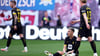 Dortmunds Nico Schlotterbeck (M) reagiert neben seinen Teamkollegen Marco Reus (l) und Julian Brandt.