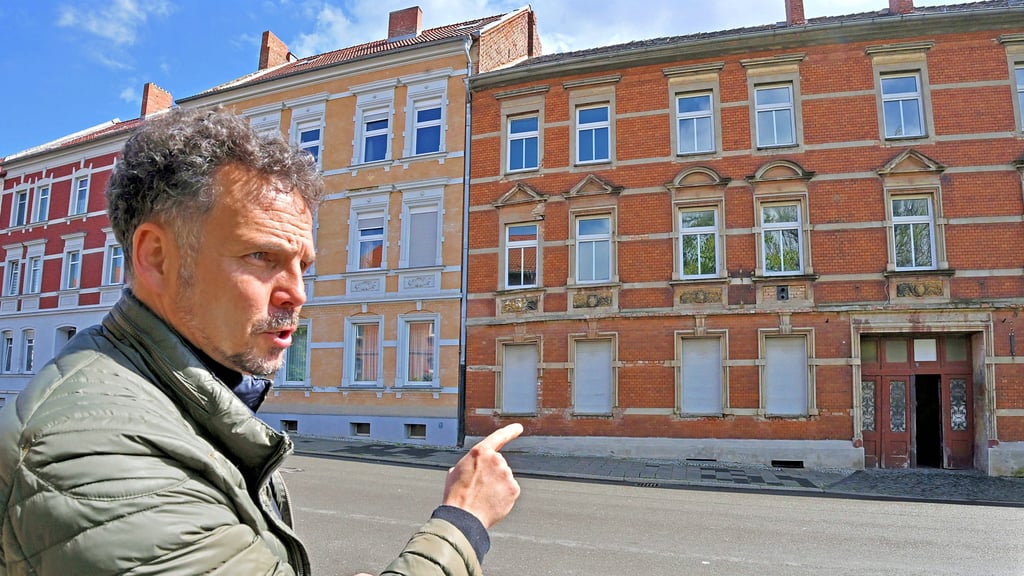 AGW-Prokurist Lars Graefe zeigt die Bergbauschäden, die an der Fassade des Hauses in der Hecklinger Straße 5 zu erkennen sind.