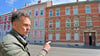 AGW-Prokurist Lars Graefe zeigt die Bergbauschäden, die an der Fassade des Hauses in der Hecklinger Straße 5 zu erkennen sind.
