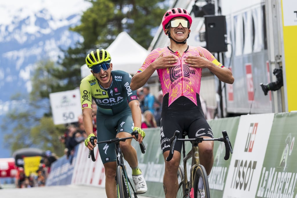 Richard Carapaz (r) setzte sich auf der vierten Etappe der Tour de Romandie knapp gegen Florian Lipowitz durch.