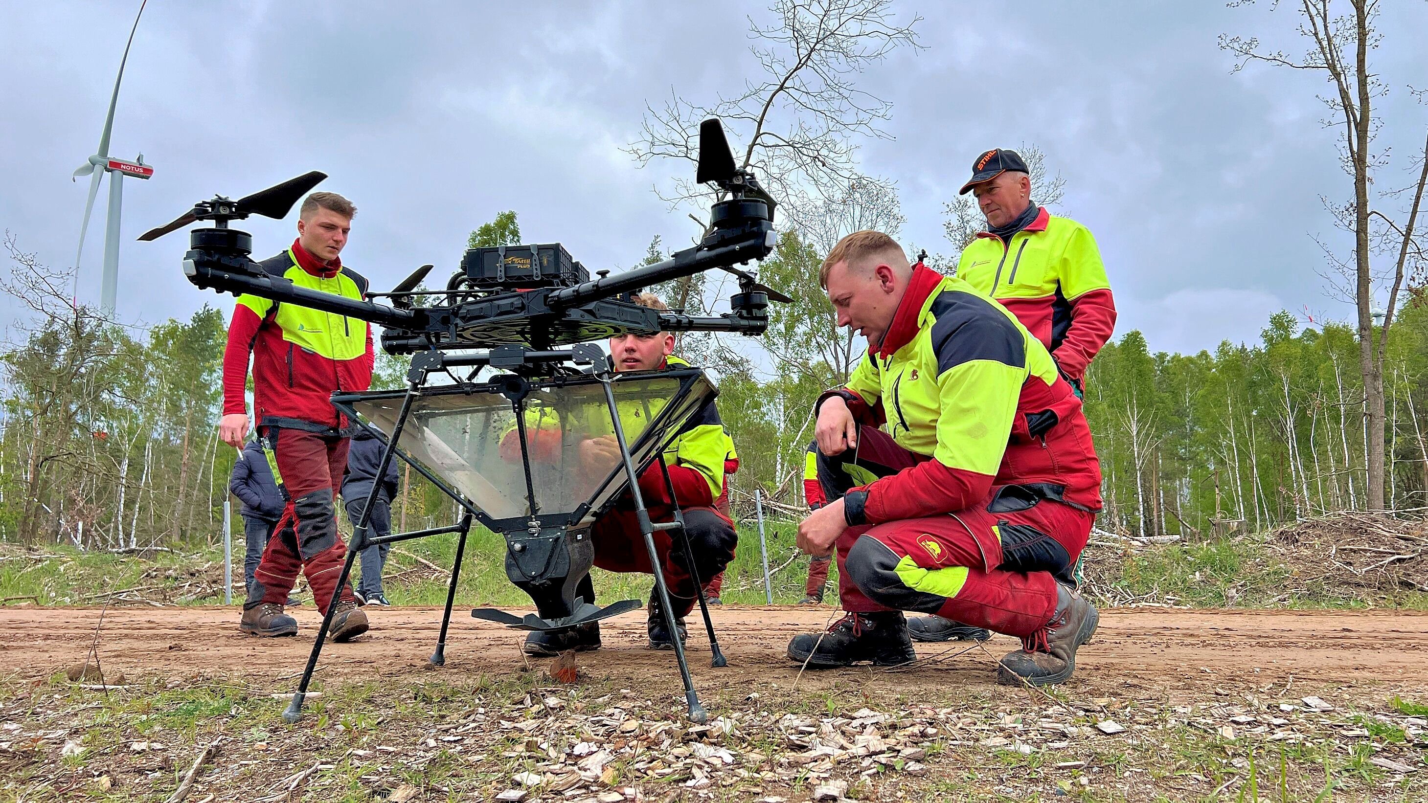 Auf Truppenübungsplatz: Für die Bundeswehr: Saat wird vom Bundesforstbetrieb im Jerichower Land per Drohne ausgebracht