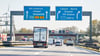 Blick auf die Autobahnschilder mit der Aufschrift „HH-Centrum“ und „Lübeck Berlin“ auf der A1 Richtung Norden.