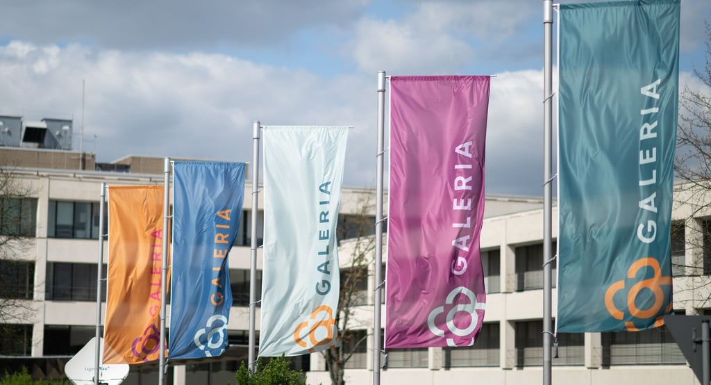 Fahnen vor der Firmenzentrale von Galeria Karstadt Kaufhof in Essen.