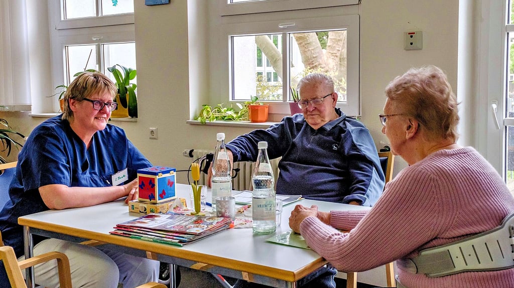Geriatrische Tagesklinik, evangelisches Krankenhaus Paul-Gerhardt-Stift in Wittenberg: Eine Patientin und ein Patient im Gespräch mit Schwester Beate aus dem Team der besonderen Einrichtung.
