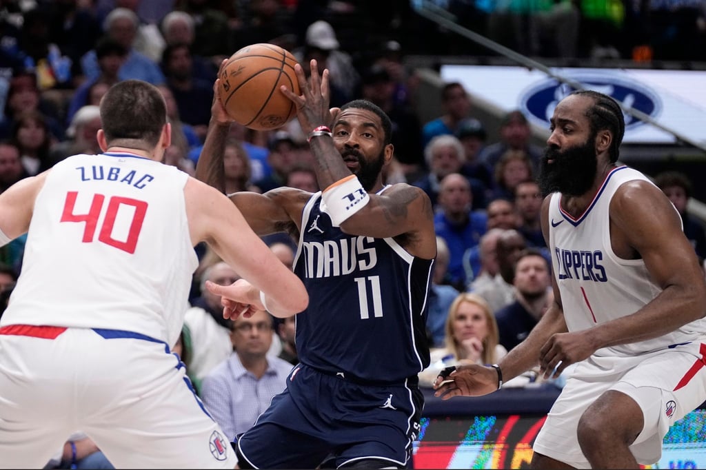 Kyrie Irving (m) und die Dallas Mavericks führen in der Erstrunden-Serie der NBA-Playoffs.