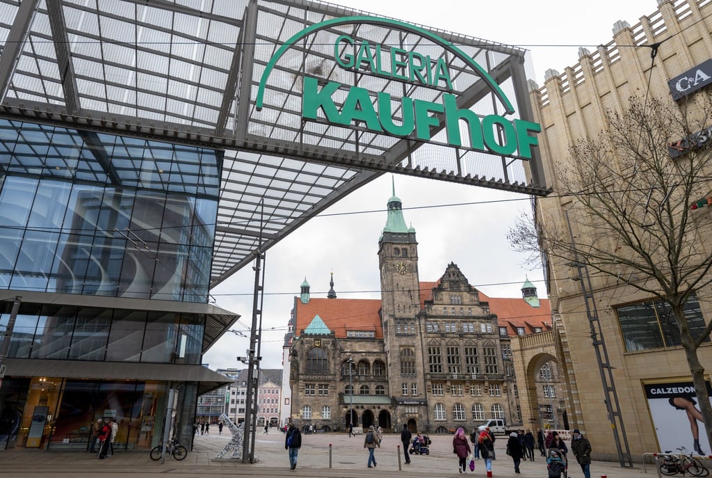 Das Logo der Galeria Kaufhof prangt groß über dem Neumarkt in Chemnitz. Die Filiale ist auch von den Schließungen betroffen (Archivbild).