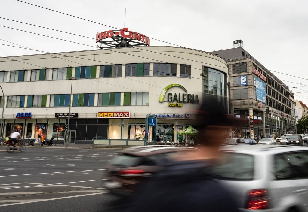 Fahrzeuge fahren an der Galeria Kaufhof Filiale am Ringcenter an der Frankfurter Allee vorbei.