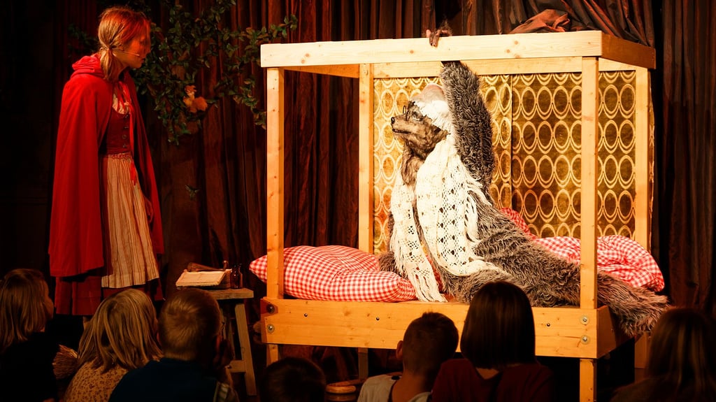 Bei einem „Rotkäppchen“-Theaterstück in Wittenberg. Mit dem Märchen befassen sich auch die zehn Teilnehmer in Thale.