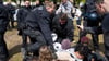Polizeibeamte räumen das propalästinensische Protestcamp am Bundestag, nachdem das Zeltlager verboten worden war.