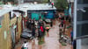Bewohner retten ihr Hab und Gut nach schweren Regenfällen in den Mathare-Slums von Nairobi.