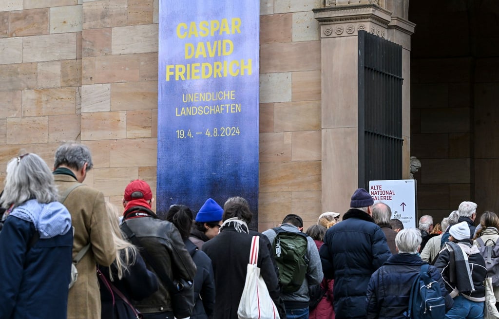 Zahlreiche Besucher stehen vor der Alten Nationalgalerie, um die Ausstellung "Caspar David Friedrich.