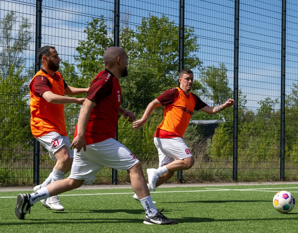 Der frühere Nationalspieler Max Kruse (r) von Al-Dersimspor nimmt mit den Teamkollegen am Aufwärmtraining teil.