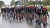 Das Fahrerfeld der Tour de Romandie im Regen.