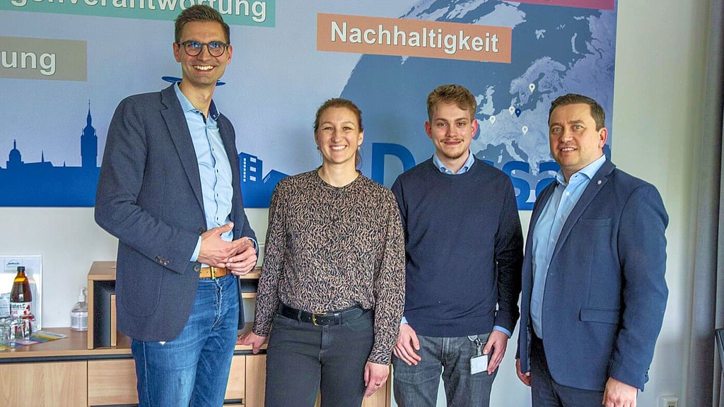 Gratulation und gute Wünsche für Philipp Stavenow (2.v.re) von MdB Sepp Müller sowie der Firmenleitung Stephanie Kauert und Thoralf Petzold.