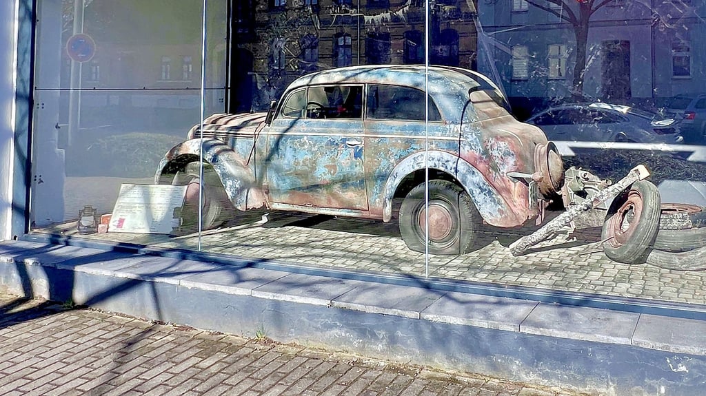 Der Opel Kadett im Schaufenster in der Wasserstadt