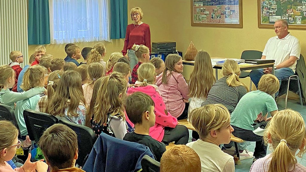 Zur Auftaktveranstaltung zum Schulprojekt „Kindsein in Sachsen-Anhalt“ kam neben den Schülern auch Autor Lutz Sehmisch ins „Dorphuus“.