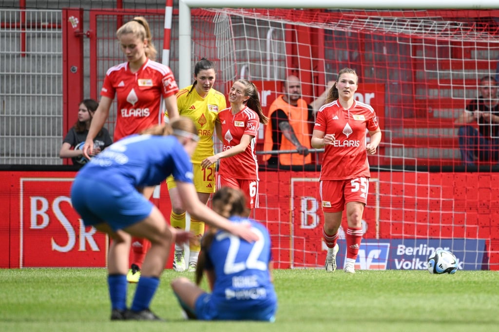 Unionspielerinnen gehen nach dem Sieg hinter Herzhaspielerinnen.