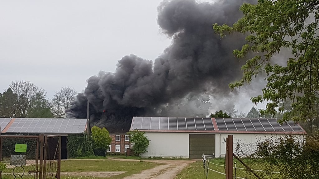 In Lichterfelde bei Seehausen (Altmark) ist am Sonntag, 28. April 2024, ein Fachwerkhaus ausgebrannt. So stellte sich die Situation dar, bevor die Feuerwehr eintraf.