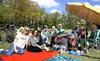 Die Sportfreundefamilie rund um den FSV Borussia Genthin hat es sich in den Spielpausen beim Picknick im Volkspark gemütlich gemacht. 