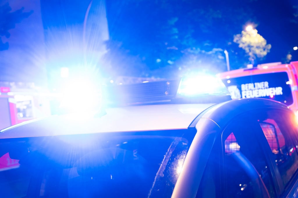 Ein Polizeiauto steht an einem Brandort.