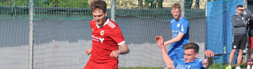 Marcel Pusch (links) und der SV 09 Staßfurt ließen sich von Fortuna Magdeburg II nicht aus dem Schritt bringen und fuhren die drei Zähler ein.