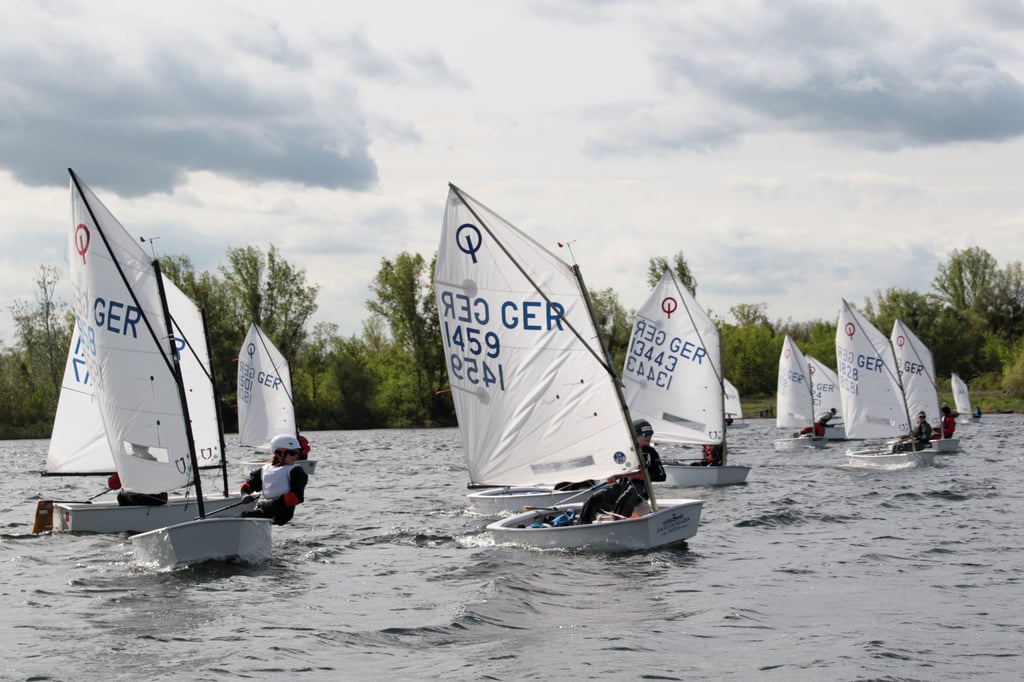Ein Eindruck von der jüngsten Ostereier-Regatta auf dem Salbker See II in Magdeburg.
