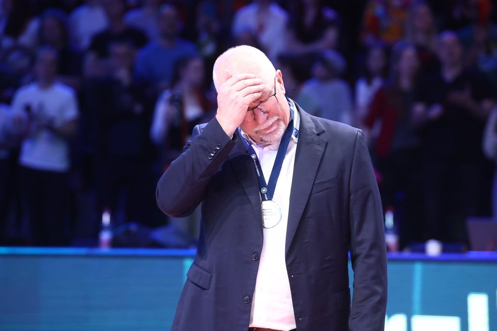 Friedrichshafens Chef-Trainer Mark Lebedew reagiert bei der Siegerehrung.