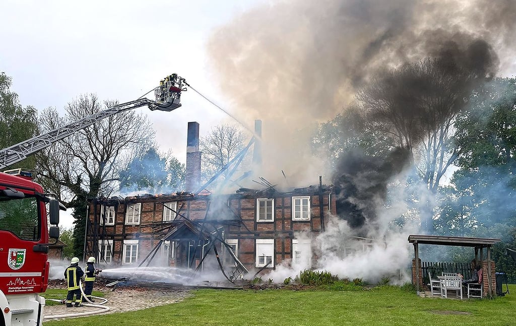Haus ohne Dach: Das Fachwerkgebäude im Lichterfelder Ortsteil Ferchlipp bei Seehausen (Altmark) hat beim Brand massiven Schaden genommen.