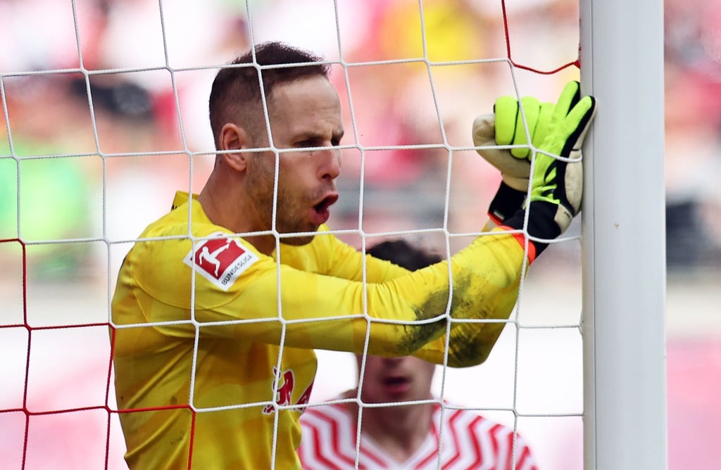 Leipzigs Torhüter Peter Gulacsi reagiert nach einer Parade.