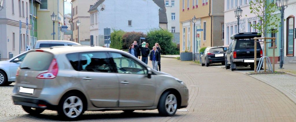 In der Bernburger und Schloßstraße gilt zum Teil nur Schrittgeschwindigkeit. Das soll sich in Zukunft ändern, schlägt die FWG-Fraktion vor.