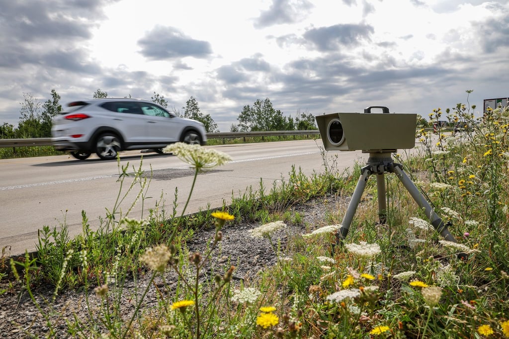 Ein Pkw fährt an der Kamera eines Blitzers auf der Autobahn A9 vorbei.