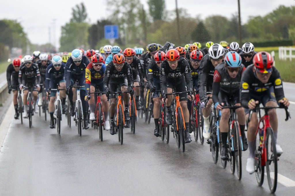 Das Fahrerfeld der Tour de Romandie im Regen.