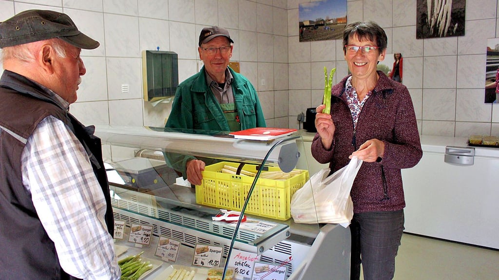 Im Hofladen bei Familie Burkhardt in Schora – hier Jürgen Burkhardt und seine Frau Dorothea hinter der Ladentheke – gibt es derzeit frischen Spargel.