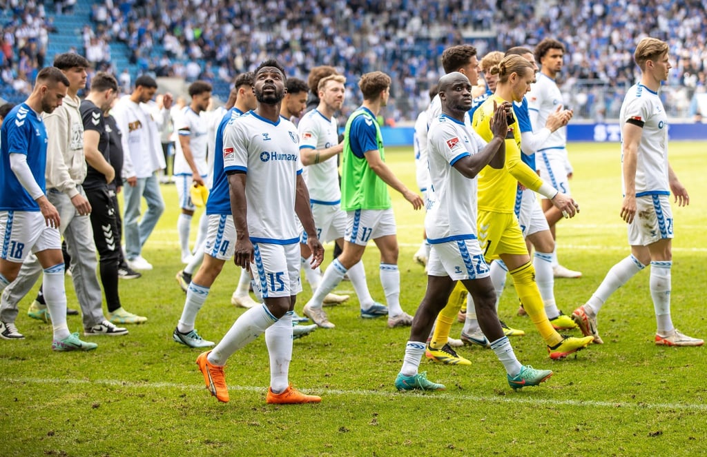 Spieler von 1. FC Magdeburg bedanken sich nach dem Spiel bei den Zuschauern.