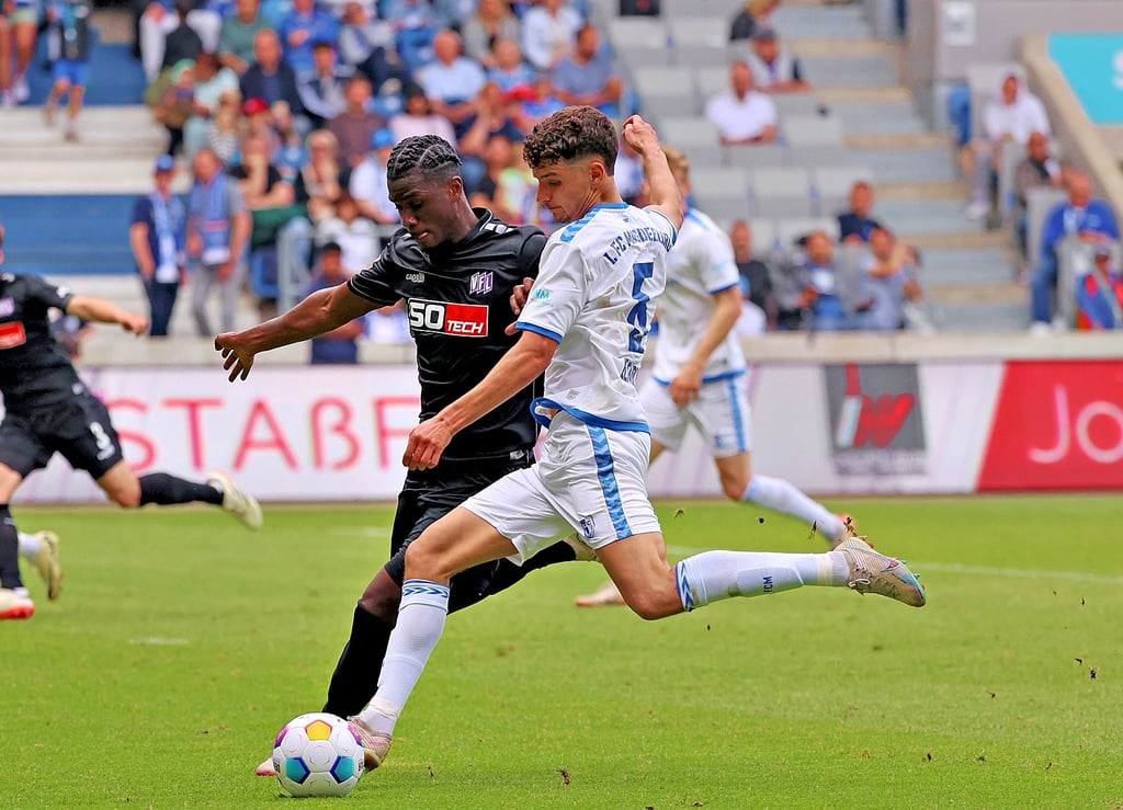 Punkteteilung: Osnabrücks Maxwell Gyamfi (l.) und Daniel Elfadli vom FCM.