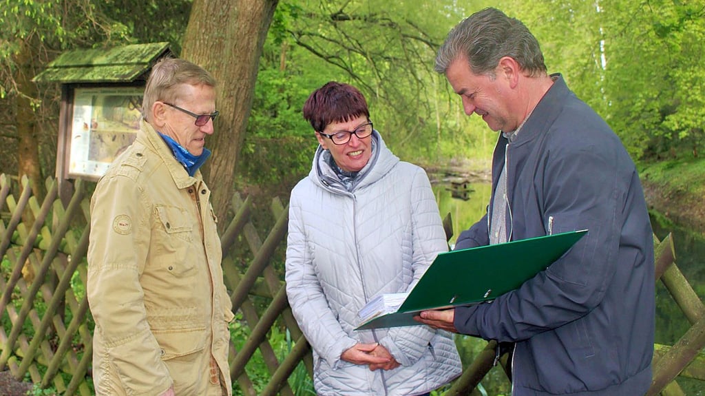 René Herbert, Gisela Fabian und Dieter Fabian (von rechts) diskutieren über die ersten Ideen, wie der Teich wieder zum Bestandteil des Wiesenparks werden könnte.