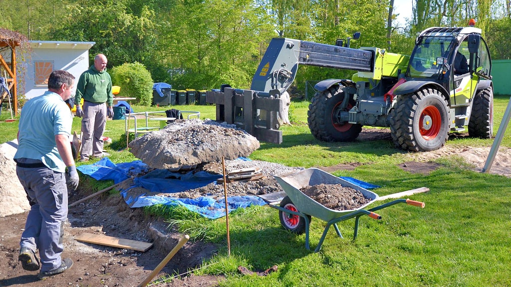 Landwirt Christian Beese brachte seinen Teleskoplader mit. Mit ihm entfernte er zunächst eine Betonplatte aus der Spielegrube und schüttete anschließend den Sand hinein.