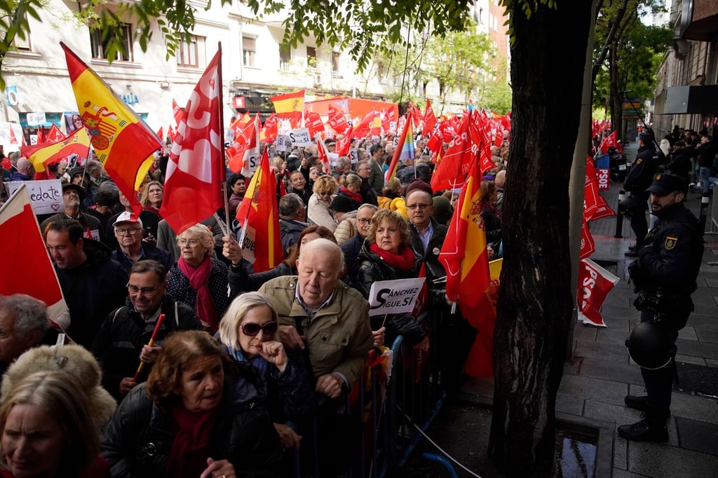 Gegen einen möglichen Rücktritt: Anhänger des spanischen Ministerpräsidenten Pedro Sánchez versammeln sich während einer Demonstration vor der Parteizentrale der PSOE.