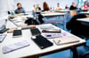Handys im Klassenraum: An vielen Schulen in Sachsen-Anhalt gelten bereits weitreichende Auflagen. 