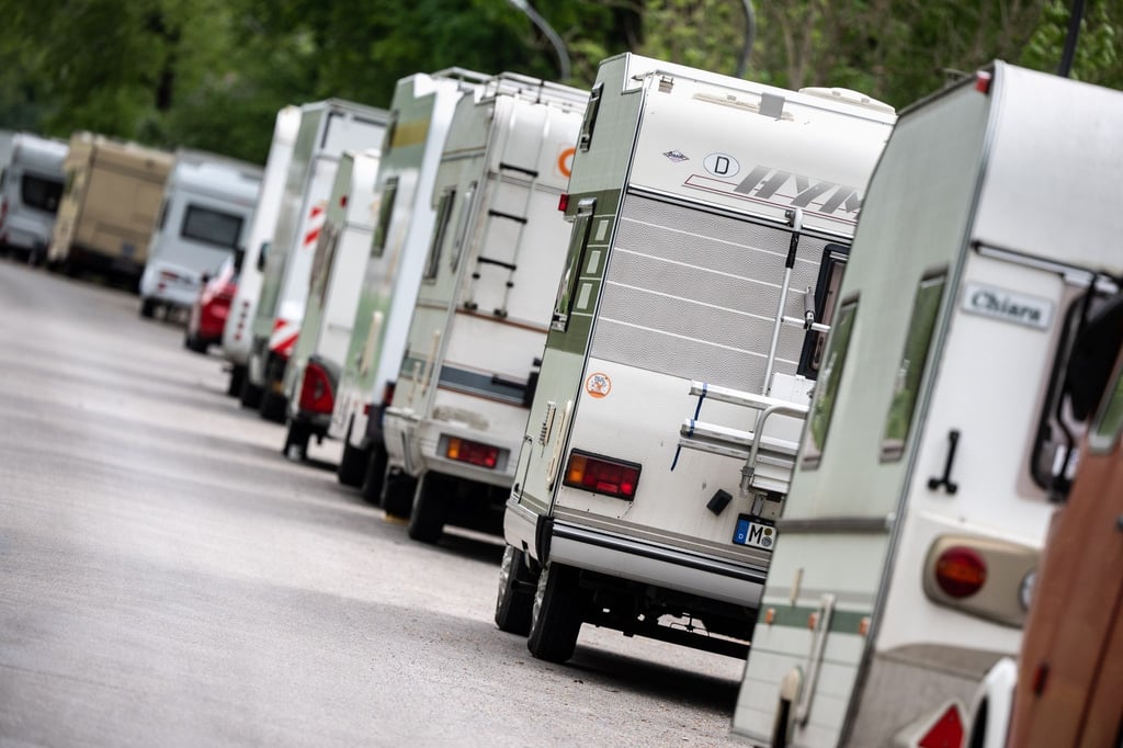 Geparkte Campingwagen und Wohnwagen stehen in einer Straße.