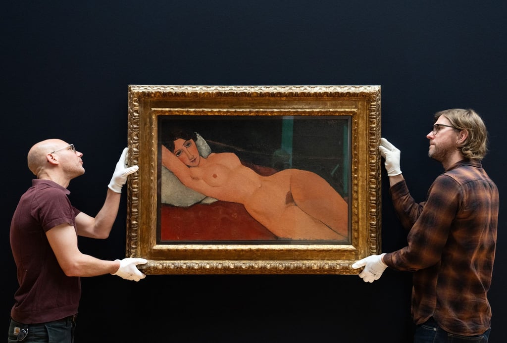 Mitarbeiter des Museums Barberini hängen in Vorbereitung der Ausstellung „Modigliani.