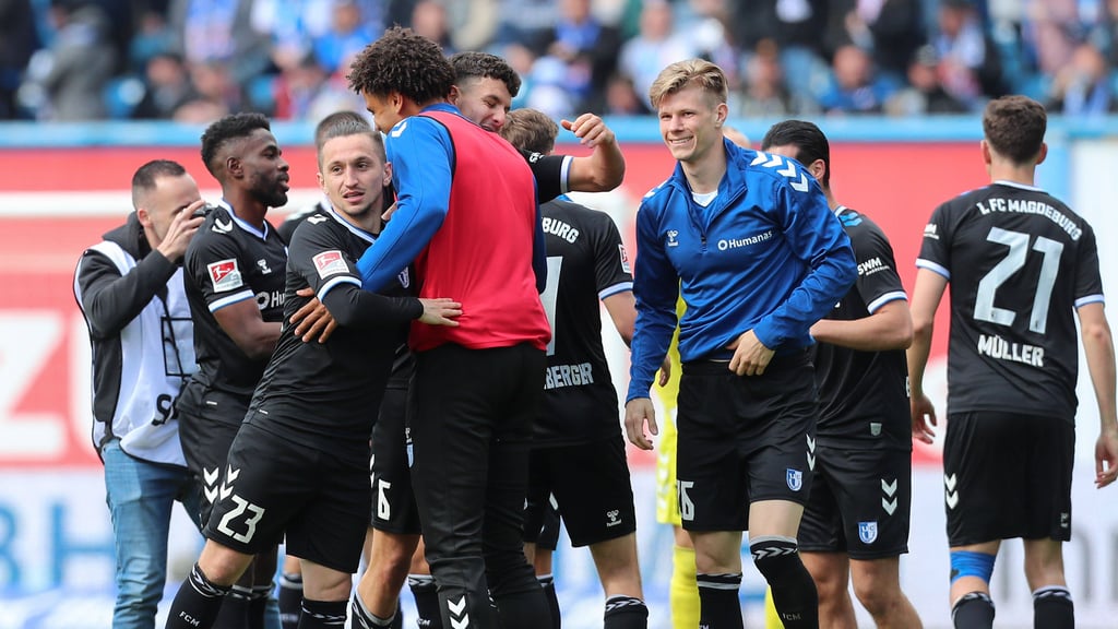 Das Team vom 1. FC Magdeburg nach dem Spiel gegen Hansa Rostock.